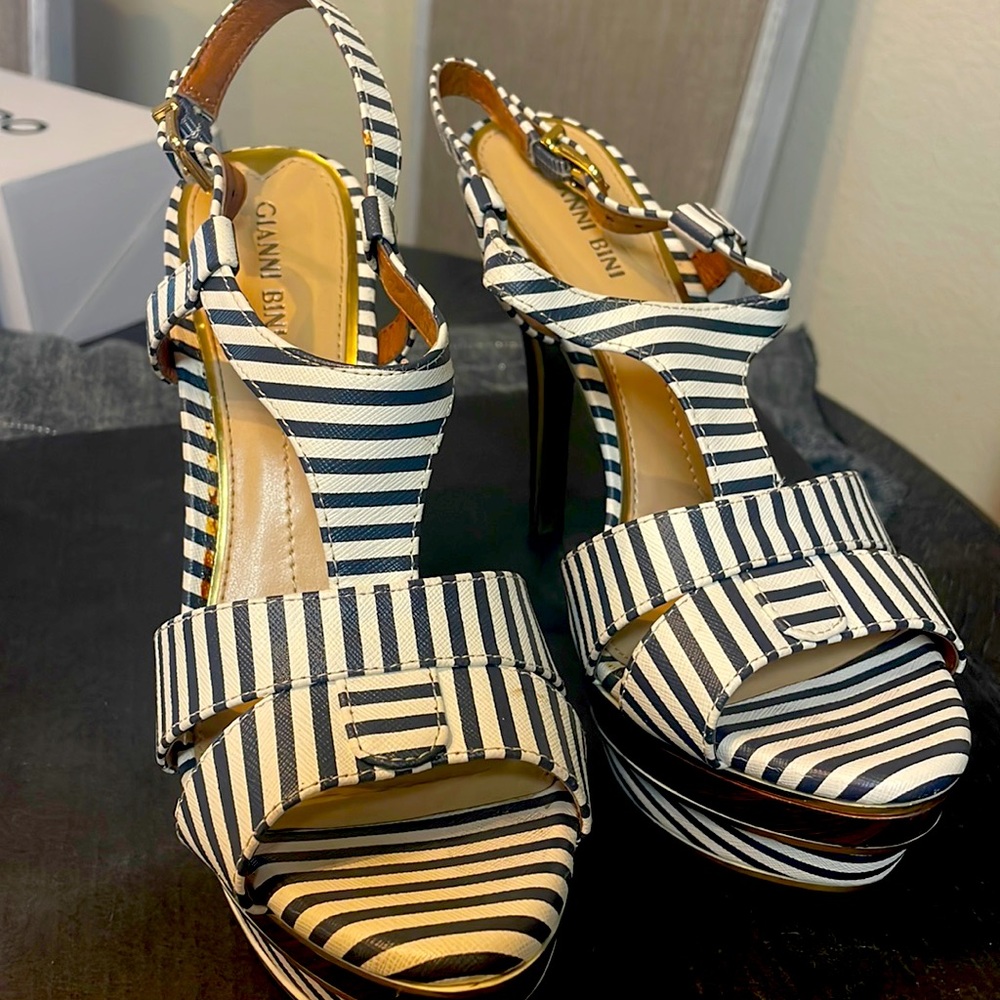 Gianni Bini heels brown wooden heel outlined in gold and navyblue with white(9)